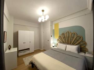- une chambre avec un grand lit et une peinture jaune sur le mur dans l'établissement Spacious 3BR 3AC Near Metro, à Istanbul