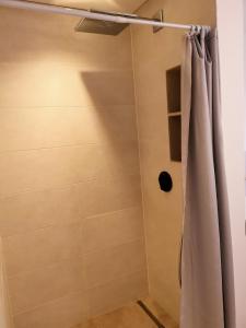 a shower with a shower curtain in a bathroom at Neubauferienwohnung Ankerplatz in Stein