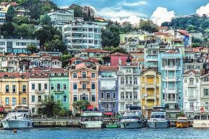 Une bande de bâtiments avec des bateaux dans l'eau dans l'établissement Spacious 3BR 3AC Near Metro, à Istanbul