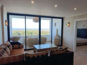 エッサウィラにあるAppartement golf Mogadorのソファとテーブルのあるリビングルーム