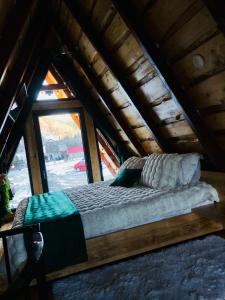 Un pat sau paturi într-o cameră la Bran Cozy Chalet