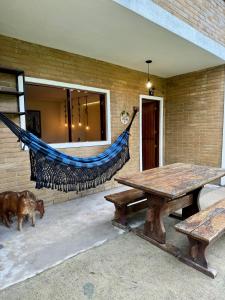 a hammock hanging from the side of a building at EcoFlat Moderno e Aconchegante in Bonito