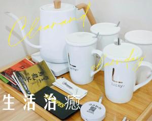 a table with three white coffee cups and magazines at 日月對白 日月潭 2023全新開幕 in Yuchi