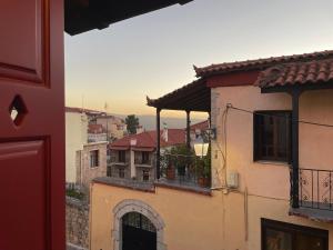 uma vista para um edifício com uma varanda em Traditional residence in Arachova center em Arachova