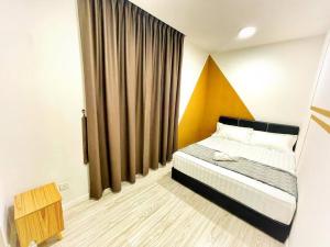 1 dormitorio con cama y ventana grande en Sutera Avenue (2 rooms 5 Pax) Opposite Imago Mall, en Kota Kinabalu