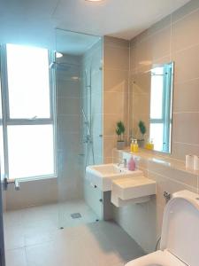 y baño con ducha acristalada y lavamanos. en Sutera Avenue (2 rooms 5 Pax) Opposite Imago Mall, en Kota Kinabalu