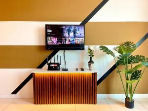 sala de estar con TV en la pared en Sutera Avenue (2 rooms 5 Pax) Opposite Imago Mall, en Kota Kinabalu