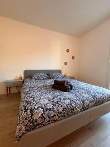1 dormitorio con 1 cama con edredón azul y blanco en Maison 1807, en Saint-Chaptes