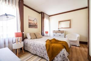 - une chambre avec un lit et une fenêtre dans l'établissement Akisol Troia Retreat, à Tróia