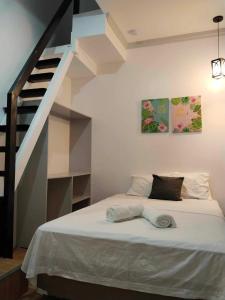 Voodi või voodid majutusasutuse Mannah Garden Staycation Place toas