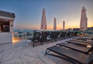 梅利哈的住宿－索拉娜溫泉酒店，屋顶上一排椅子和遮阳伞