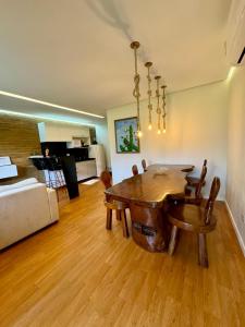 a living room with a wooden table and a dining room at EcoFlat Moderno e Aconchegante in Bonito