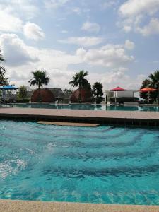 The swimming pool at or close to 体验奢华与宁静的缩影星空灯 电影房 Nexflix 500网速