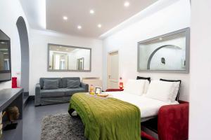 - une chambre avec un lit et un salon avec un canapé dans l'établissement White Style Gambero, à Rome