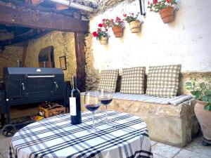 a table with two glasses of wine and a stove at Encantadora casa de pueblo 