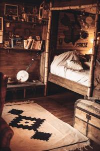 Zimmer mit 2 Etagenbetten und einem Teppich in der Unterkunft Cabanes Nature Morvan in Blanot