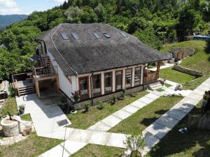 an aerial view of a house with a roof at Casa Thymus in Soveja
