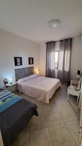 a bedroom with a large bed in a room at apartament scala dei turchi e Piscina in Realmonte