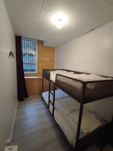 Bunk bed o mga bunk bed sa kuwarto sa Residence l'Oncet - Appartement 8 personnes