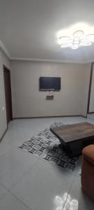 een woonkamer met een flatscreen-tv aan de muur bij Guga gold in Tbilisi City