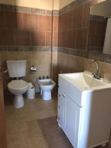 Hotel Romalu في سانتا تيريسيتا: حمام مع مرحاض ومغسلة وحوض استحمام +25 صورة