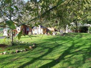 um quintal verde com árvores e uma casa em Private Lakeside Retreat em Renac