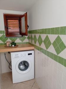 a laundry room with a washing machine in a bathroom at Casa di Peppe o'Biond in Procida
