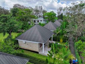 een luchtzicht op een huis met bomen bij Kerama Silent Lodge in Arusha