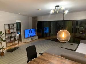 een woonkamer met een bank en een tv bij AmazingView Apt Parking included in Rotterdam