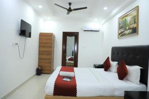 A bed or beds in a room at Hotel Moon Residency Near Yashobhoomi Convention Centre