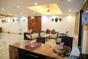 um escritório com uma secretária, cadeiras e um sofá em Hotel Moon Residency Near Yashobhoomi Convention Centre em Nova Deli