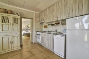 カルプにあるApartment Brisa - PlusHolidaysのキッチン(白い家電製品、白い冷蔵庫付)