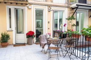d'une terrasse avec une table et des chaises sur un balcon. dans l'établissement White Style Gambero, à Rome