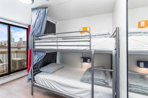 מיטה או מיטות קומותיים בחדר ב-Samesun Toronto
