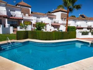 uma piscina em frente a uma casa em Casa cipreses 6 nerja em Nerja