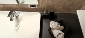 ein Badezimmer mit Waschbecken und Handtuch in der Unterkunft Verde Pieve in Pieve Di Ledro + 13 Fotos