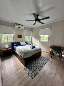 a bedroom with a bed and a ceiling fan at Beachfront Apartment near Bocas Town in Istmito