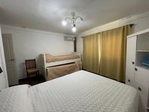 a small bedroom with a bed and a desk at Paz Cerca de Termas Grandes in Gualeguaychú