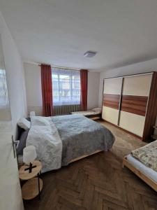 Un dormitorio con una cama grande y una ventana en DáMa en Ružomberok