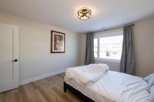 1 dormitorio con cama y ventana en Luxury Room in a House. en Moncton