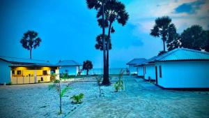 een resort met palmbomen op het strand bij Palm Beach Resort Ceylon in Jaffna