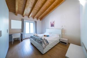 una camera da letto con un letto e un gatto seduto sopra di Comacina Villa a Como