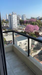 een balkon met uitzicht op de stad bij Dpto Costa Corrientes. 2 habitaciones. Cochera. in Corrientes