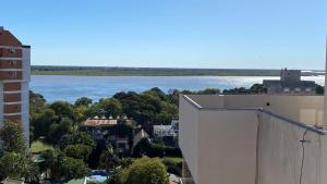 een uitzicht op een waterlichaam vanuit een gebouw bij Dpto Costa Corrientes. 2 habitaciones. Cochera. in Corrientes