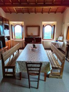 芬奇的住宿－Poderino La Noce，一间带桌子和2个长凳的用餐室