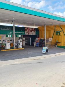 una gasolinera con un cartel delante en SUÍTE Nº 4 - próximo a feira da sulanca caruaru-PE, en Caruaru