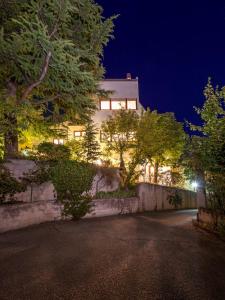 un edificio bianco con luci accese di notte di A casa di Galdino e VittoriAnna a L'Aquila