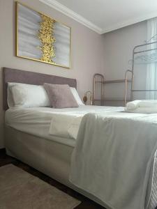 a bedroom with a large bed with white sheets at Casa de Ana - no coração de Bsb! in Brasília