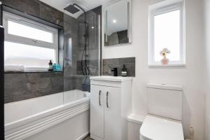 ein Badezimmer mit Toilette, Badewanne und Waschbecken in der Unterkunft Newly Renovated 2 Bed Cottage - Long Stay Reduce Rate in Windsor + 17 Fotos