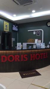ein Dennis-Hotel-Schild vor einem Geschäft in der Unterkunft Doris Hotel in Malakka